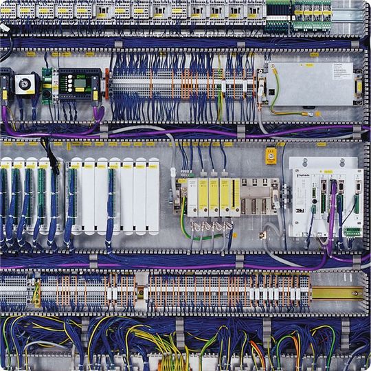 Die automatische Erstellung von Stromlaufplänen lohnt sich vor allem bei bereits bestehenden Plänen, beispielsweise für Schaltschränke, die geändert werden sollen. (Bild: Zuken)