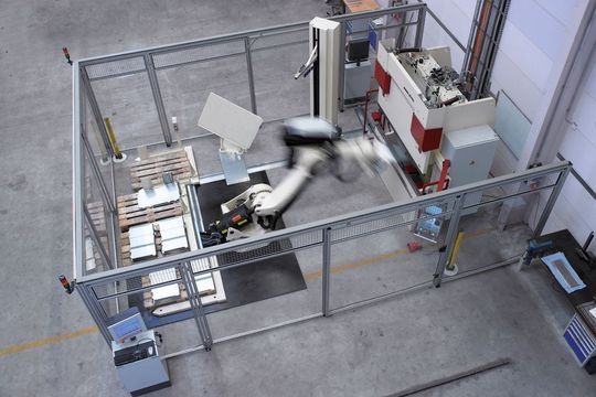 Automatisierte Biegezellen zeichnen sich insbesondere durch eine hohe Wiederholgenauigkeit, größtmögliche Produktivität und durch geringe Ausschussraten aus. Bild: Remmert Automatisierte Biegezellen zeichnen sich insbesondere durch eine hohe Wiederholgenauigkeit, größtmögliche Produktivität und durch geringe Ausschussraten aus. Bild: Remmert