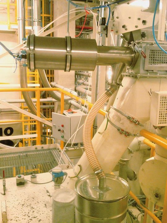 Probenahme in der Oktabin-Abfüllung mit einem Free Glide (Bild: Kersting)