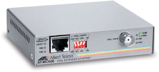 Der AT-MC606 sorgt für eine schnelle Ethernet-Verbindung zwischen Kupfer- und Koaxialkabeln. Der AT-MC606 sorgt für eine schnelle Ethernet-Verbindung zwischen Kupfer- und Koaxialkabeln.