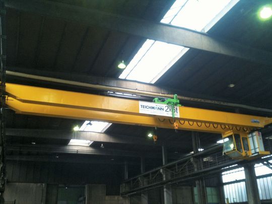 Der umgebaute und modernisierte Zweiträgerlaufkran transportiert jetzt Rohre in Kranfahrrichtung. (Bild: Teichmann) Der umgebaute und modernisierte Zweiträgerlaufkran transportiert jetzt Rohre in Kranfahrrichtung. (Bild: Teichmann)