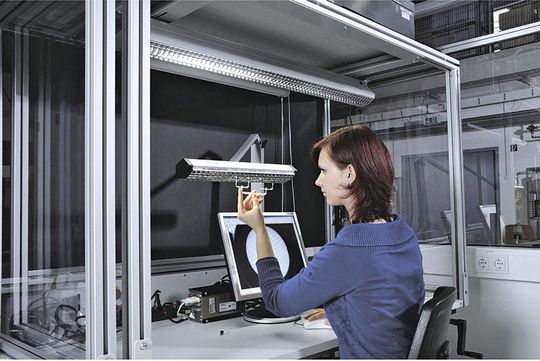 Optimierte Arbeitsplätze wie dieser zur Sichtprüfung von Kunststofflinsen senken den Krankenstand um zwei Prozentpunkte. (Bild: Waldmann)