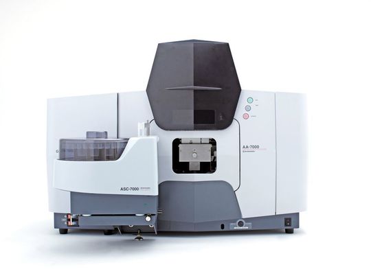 Abb. 1: Das Atomabsorptionsspektrometer AA-7000 bietet eine flexible Systemkonfiguration. (Bild: Shimadzu) Abb. 1: Das Atomabsorptionsspektrometer AA-7000 bietet eine flexible Systemkonfiguration. (Bild: Shimadzu)