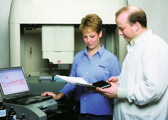 Abb. 1: Die genaue Überprüfung von automatisierten Liquid-Handling-Systemen ist zur Vermeidung von Fehlern unerlässlich. (Bild: Artel) Abb. 1: Die genaue Überprüfung von automatisierten Liquid-Handling-Systemen ist zur Vermeidung von Fehlern unerlässlich. (Bild: Artel)