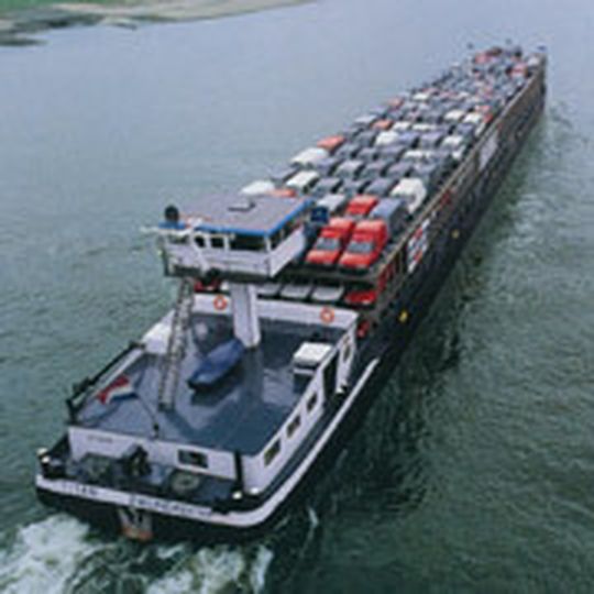 Einen Großteil ihres Wegs zum Händler legen Autos schon seit vielen Jahren auf dem Schiff zurück. Einen Großteil ihres Wegs zum Händler legen Autos schon seit vielen Jahren auf dem Schiff zurück.
