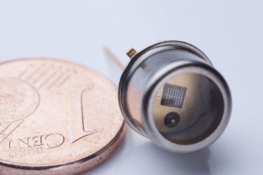 Ein Bild einer UV-Photodiode auf der Basis von Siliziumcarbid im Größenvergleich mit einem Ein-Cent-Stück (Foto: FBH/schurian)