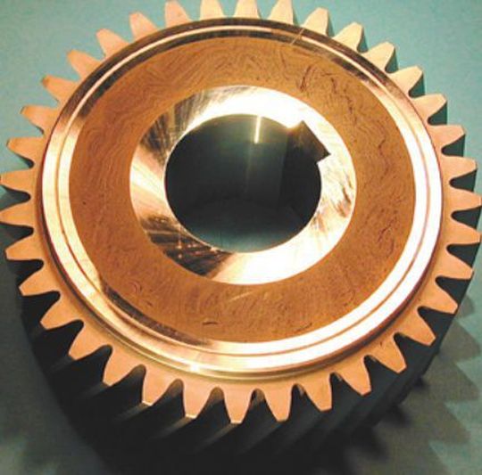 Epoxidharzschaum bietet aufgrund seiner einfachen Herstellung einige Vorteile wie die direkte, klebende Verbindung zum Stahlwerkstoff und die Integration des Aufschäumschrittes in die Zahnradfertigungskette. (Bild: ISF)