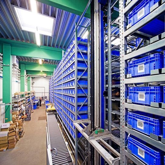 Das von Ylog gelieferte automatische Kleinteilelager bei Dataform unterstützt die outgesourcte Logistik des Arzneimittelherstellers Novartis. Bild: Ylog Das von Ylog gelieferte automatische Kleinteilelager bei Dataform unterstützt die outgesourcte Logistik des Arzneimittelherstellers Novartis. Bild: Ylog