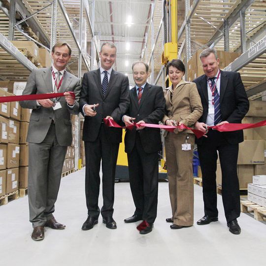 Eröffnen das neue Ceva-Distributionszentrum in Leipzig (v.l.n.r.): Leipzigs Oberbürgermeister Burkhardt Jung, Ceva-Geschäftsführer Coen van der Maarel, der sächsische Staatsminister Sven Morlok sowie Sandra Hildebrandt und Sikko Zoer von Medtronic. Bild: Anja Hofmann/JustLookPhotography Eröffnen das neue Ceva-Distributionszentrum in Leipzig (v.l.n.r.): Leipzigs Oberbürgermeister Burkhardt Jung, Ceva-Geschäftsführer Coen van der Maarel, der sächsische Staatsminister Sven Morlok sowie Sandra Hildebrandt und Sikko Zoer von Medtronic. Bild: Anja Hofmann/JustLookPhotography