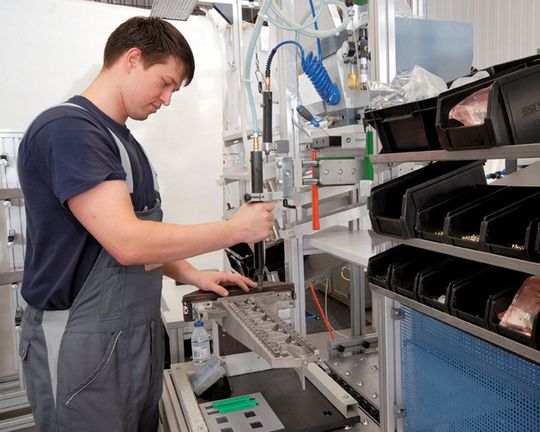 Die ergonomische Gestaltung von Montagearbeitsplätzen fördert die Gesundheit und die Motivation von Mitarbeitern. Dafür bietet das Minitec-System vielfältige Möglichkeiten. Die ergonomische Gestaltung von Montagearbeitsplätzen fördert die Gesundheit und die Motivation von Mitarbeitern. Dafür bietet das Minitec-System vielfältige Möglichkeiten.