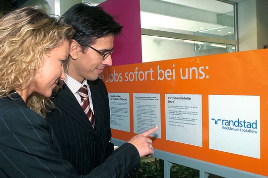 Traditionelle Rekrutierungswege wie Printmedien und Aushänge haben für Zeitarbeitsunternehmen im Vergleich zu Social Media immer noch eine große Bedeutung. (Bild: Randstad) Traditionelle Rekrutierungswege wie Printmedien und Aushänge haben für Zeitarbeitsunternehmen im Vergleich zu Social Media immer noch eine große Bedeutung. (Bild: Randstad)