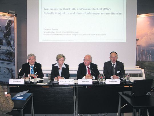 Reimund Scherff, Dr. Monika Mattern-Klosson, Thomas Kaeser und VDMA-Fachverbandsgeschäftsführer Christoph Singrün präsentierten aktuelle Zahlen. Bild: Itasse Reimund Scherff, Dr. Monika Mattern-Klosson, Thomas Kaeser und VDMA-Fachverbandsgeschäftsführer Christoph Singrün präsentierten aktuelle Zahlen. Bild: Itasse