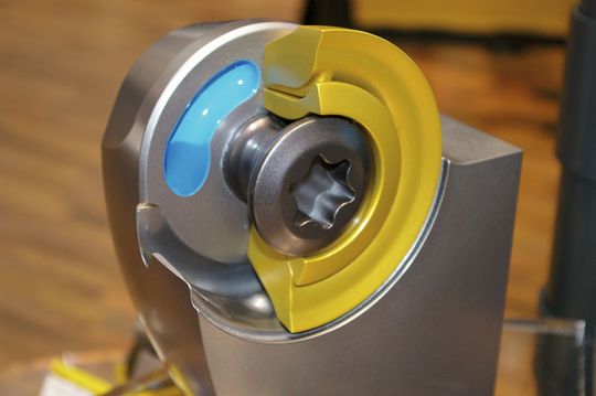 Das Schnittmodell zeigt den zweiteiligen Aufbau der Beyond-Blast-Wendeschneidplatte mit den inneren Kühlmittelkanälen. (Bild: Kroh)