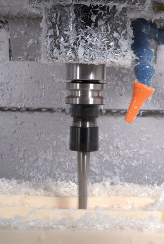 Bild 1: Zum Fräsen auf Basis von 3D-CAD-Modellen ist keine CAM-Software als Verbindungsglied erforderlich. Vorbild dafür ist der Formenbau. (Bild: Proto Labs) Bild 1: Zum Fräsen auf Basis von 3D-CAD-Modellen ist keine CAM-Software als Verbindungsglied erforderlich. Vorbild dafür ist der Formenbau. (Bild: Proto Labs)