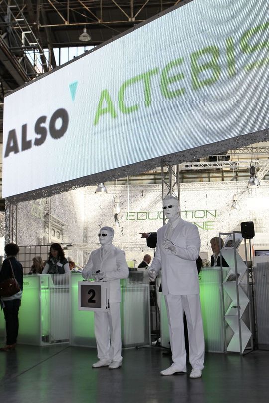 Allerlei seltsame Gestalten, wie hier die weißen Männer am Stand von Also-Actebis, buhlen um die Aufmerksamkeit der Besucher der Channeltrends+Visions 2011 von Also-Actebis. Allerlei seltsame Gestalten, wie hier die weißen Männer am Stand von Also-Actebis, buhlen um die Aufmerksamkeit der Besucher der Channeltrends+Visions 2011 von Also-Actebis.