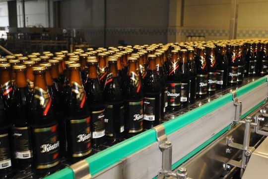 Pro Stunde werden in der Köstritzer Schwarzbierbrauerei bis zu 50.000 Bierflaschen abgefüllt. Pro Stunde werden in der Köstritzer Schwarzbierbrauerei bis zu 50.000 Bierflaschen abgefüllt.