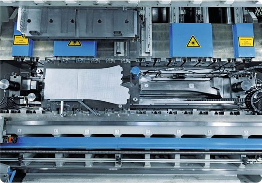 Tiefziehpresse mit eingelegter Platine. In zwei Umformschritten und einem Fügeschritt ist das T³-Profil einbaufertig. (Bild: ThyssenKrupp)