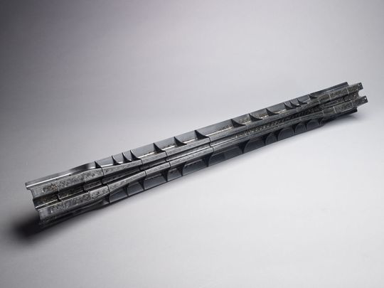 Organoblech-Hybridteile wie dieser Stoßfängerquerträger lassen sich wirtschaftlich in einem One-Shot-Prozess herstellen. Ihre Eigenschaften können präzise mittels integrativer Simulation berechnet werden. (Lanxess)