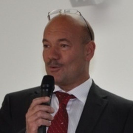 Der Vorsitzende des bisherigen Chrysler-Händlerverbands, Peter Jakob, erläuterte den Chrysler- und Lancia-Partnern die Situation. Der Vorsitzende des bisherigen Chrysler-Händlerverbands, Peter Jakob, erläuterte den Chrysler- und Lancia-Partnern die Situation.