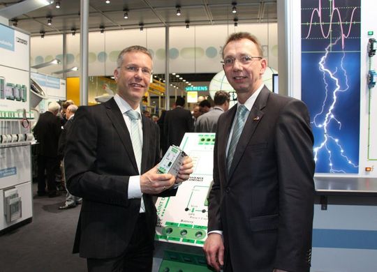 Christoph Leifer, Geschäftsbereichsleiter Interface bei Phoenix Contact Electronics (rechts) & Hartmut Henkel. Leiter Produktmarketing Stromversorgungen: „Wir glauben, dass wir mit unseren Technologien den Nerv der Zeit treffen.“ Christoph Leifer, Geschäftsbereichsleiter Interface bei Phoenix Contact Electronics (rechts) & Hartmut Henkel. Leiter Produktmarketing Stromversorgungen: „Wir glauben, dass wir mit unseren Technologien den Nerv der Zeit treffen.“