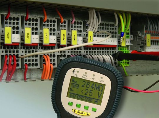 Vor der Inbetriebnahme wird die Isolation der 24-Volt-Gleichspannungsversorgung allpolig gemessen — diese Messung zeigt Isolationsfehler wie etwa Mehrfacherdungen Vor der Inbetriebnahme wird die Isolation der 24-Volt-Gleichspannungsversorgung allpolig gemessen — diese Messung zeigt Isolationsfehler wie etwa Mehrfacherdungen