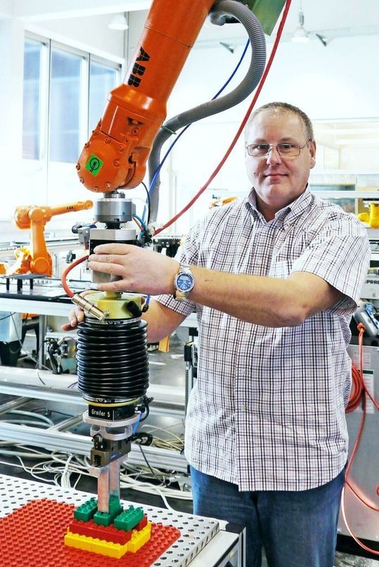 Gerhard Michlbauer, Leiter des Roboter-Kompetenz-Zentrum des WIFI OÖ, ist mit den Leistungen des aktiven Kontaktflansches äußerst zufrieden Gerhard Michlbauer, Leiter des Roboter-Kompetenz-Zentrum des WIFI OÖ, ist mit den Leistungen des aktiven Kontaktflansches äußerst zufrieden