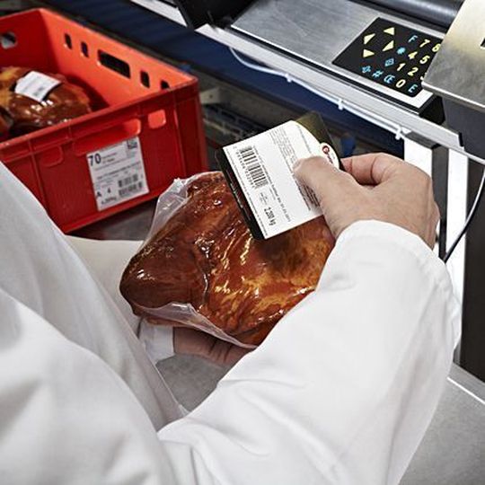Wenn es bei der Logistik um die Wurst geht, sind sich Handel und Industrie bei der Kennzeichnung künftig einig. Bild: GS1 Germany Wenn es bei der Logistik um die Wurst geht, sind sich Handel und Industrie bei der Kennzeichnung künftig einig. Bild: GS1 Germany