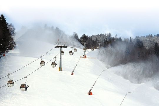 Schneilanzen und Propellersysteme sorgen in Zell am See für kontinuierliche Schneequalität – zuletzt wurde dort eine moderne und effiziente Umrichterlösung in Betrieb genommen. (Bild: Siemens)