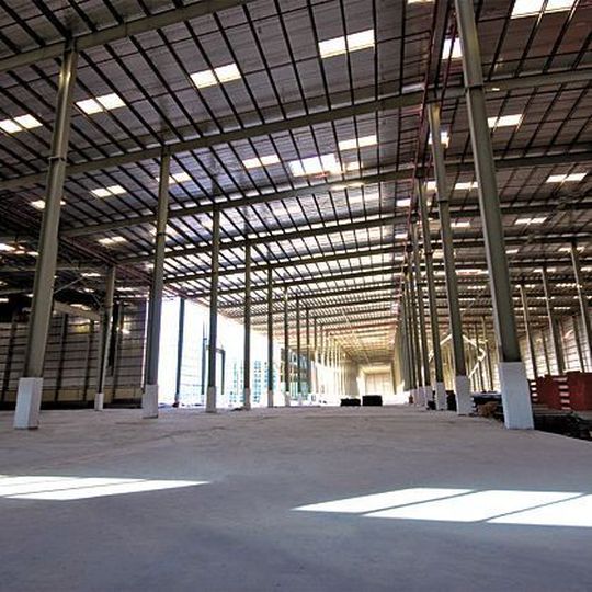 Im Joint Venture Rudolph & Hellmann Automotive (RHA, im Bild das neue Parts Distribution Center in Dubai) vereinigen die Rudolph Logistik Gruppe, Baunatal, und Hellmann Worldwide Logistics, Dubai, ihre internationale Automobillogistik. Bild: Hellmann Im Joint Venture Rudolph & Hellmann Automotive (RHA, im Bild das neue Parts Distribution Center in Dubai) vereinigen die Rudolph Logistik Gruppe, Baunatal, und Hellmann Worldwide Logistics, Dubai, ihre internationale Automobillogistik. Bild: Hellmann