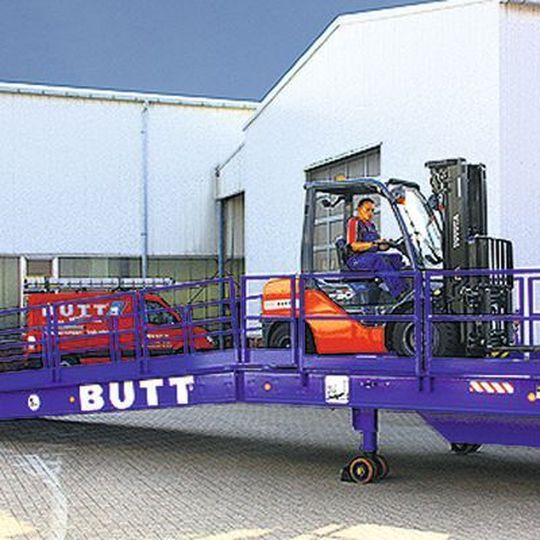 Mobile Verladerampe mit elektrohydraulischer Vorschubbrücke von einer Traglast bis zu 9 t. Quelle: Butt GmbH Mobile Verladerampe mit elektrohydraulischer Vorschubbrücke von einer Traglast bis zu 9 t. Quelle: Butt GmbH