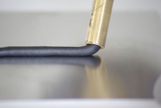 Dichtstoff Terostat 285 (Bild: Henkel) Dichtstoff Terostat 285 (Bild: Henkel)
