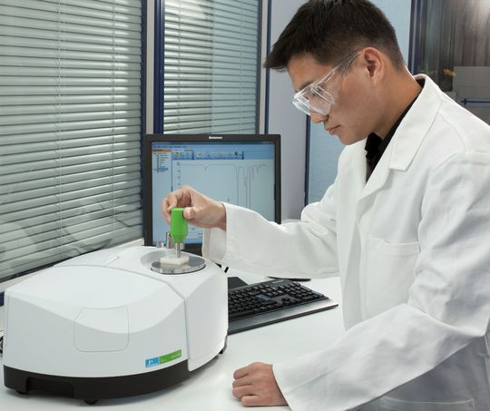 Abb. 1: Mit der IR-Spektroskopie können die Eigenschaften von Kunststoffen genau untersucht werden. (Bild: PerkinElmer) Abb. 1: Mit der IR-Spektroskopie können die Eigenschaften von Kunststoffen genau untersucht werden. (Bild: PerkinElmer)
