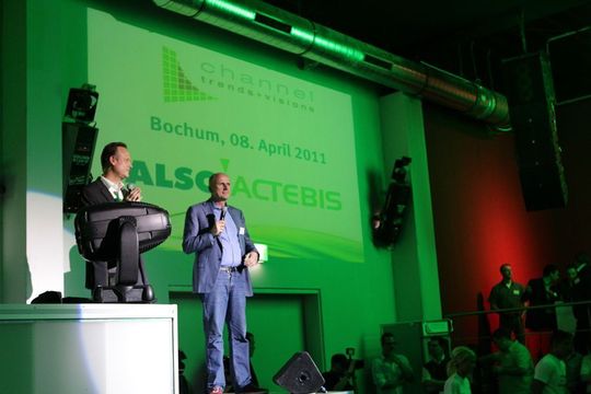 Klaus Hellmich (li.), CEO der Also-Actebis Holding, und Michael Dressen, Geschäftsführer Also Deutschland und Actebis Peacock, eröffnen den Party-Abend. Klaus Hellmich (li.), CEO der Also-Actebis Holding, und Michael Dressen, Geschäftsführer Also Deutschland und Actebis Peacock, eröffnen den Party-Abend.