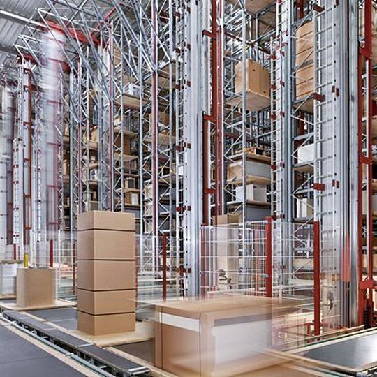Das siebengassige Hochregallager bildet das Kernstück eines von PSB realisierten Komplettsystems, das dem französischen Küchenmöbelhersteller Salm ein hohes Effizienzpotenzial erschlossen hat. Bild: PSB Das siebengassige Hochregallager bildet das Kernstück eines von PSB realisierten Komplettsystems, das dem französischen Küchenmöbelhersteller Salm ein hohes Effizienzpotenzial erschlossen hat. Bild: PSB