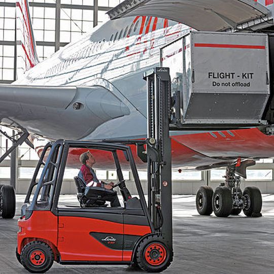 Die neue Elektrostapler-Baureihe von Linde im Traglastbereich von 2 bis 5 t bietet multiple Einsatzmöglichkeiten. Bild: Linde Material Handling Die neue Elektrostapler-Baureihe von Linde im Traglastbereich von 2 bis 5 t bietet multiple Einsatzmöglichkeiten. Bild: Linde Material Handling