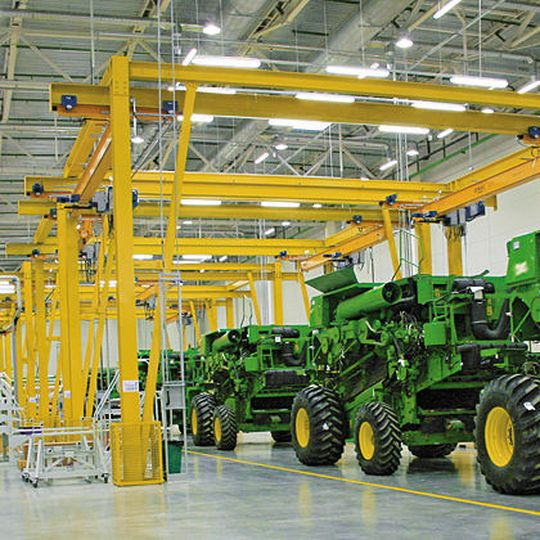 In den beiden Montagelinien im neuen Produktionswerk von John Deere in Russland realisierte Demag Cranes & Components 18 Stahlbauinseln, in denen die Deckenkrane installiert sind. Bild: Demag Cranes In den beiden Montagelinien im neuen Produktionswerk von John Deere in Russland realisierte Demag Cranes & Components 18 Stahlbauinseln, in denen die Deckenkrane installiert sind. Bild: Demag Cranes