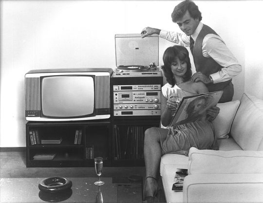 Mach dir ein paar schöne Stunden: Vor wuchtigen Tonmöbeln, damals nannte man so die Hifi-Fernseh-Kombinationen, machte es sich der Bundesbürger 1981 bequem. Auf Dekor und Kratzfestigkeit achtete er genauso, wie auf die musikalischen Werte der Anlage Mach dir ein paar schöne Stunden: Vor wuchtigen Tonmöbeln, damals nannte man so die Hifi-Fernseh-Kombinationen, machte es sich der Bundesbürger 1981 bequem. Auf Dekor und Kratzfestigkeit achtete er genauso, wie auf die musikalischen Werte der Anlage