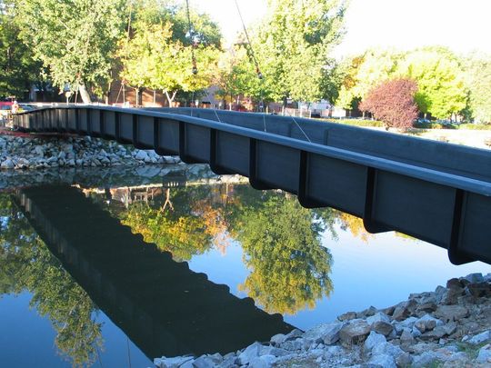 Die 44 m lange und 3,5 m breite CFK-Fußgängerbrücke überspann den Fluß Manzaneres im Zentrum der spanischen Hautstadt Madrid. (Bild: Huntsman)