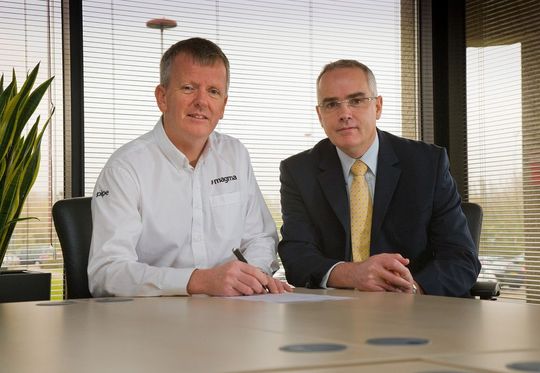 Martin Jones, CEO der Magma Global Ltd. (links), und Dr. Geoff Small, Technical Program Manager bei Victrex Polymer Solutions, während der Vertragsunterzeichnung (Victrex) Martin Jones, CEO der Magma Global Ltd. (links), und Dr. Geoff Small, Technical Program Manager bei Victrex Polymer Solutions, während der Vertragsunterzeichnung (Victrex)