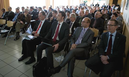 Composite-Experten versammelten sich zum Cluster-Treff in München. In der ersten Reihe von rechts: Matthias Graf (Dieffenbacher), Josef Renkl (Krauss-Maffei), Prof. Dr. Frank Henning (Fraunhofer-Institut für chemische Technologien), Prof. Dr. Klaus Drechsler (Lehrstuhl für Carbon Composites der TU München). (Bild: Krauss-Maffei) Composite-Experten versammelten sich zum Cluster-Treff in München. In der ersten Reihe von rechts: Matthias Graf (Dieffenbacher), Josef Renkl (Krauss-Maffei), Prof. Dr. Frank Henning (Fraunhofer-Institut für chemische Technologien), Prof. Dr. Klaus Drechsler (Lehrstuhl für Carbon Composites der TU München). (Bild: Krauss-Maffei)