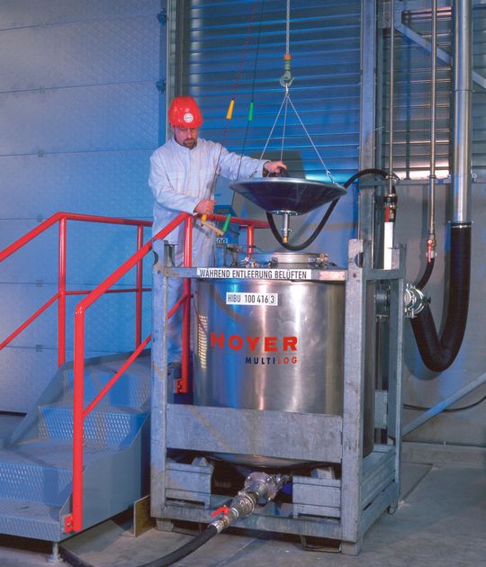 Mitarbeiter bei der Abfüllung in einen Intermediate Bulk Container (Bild: Hoyer)