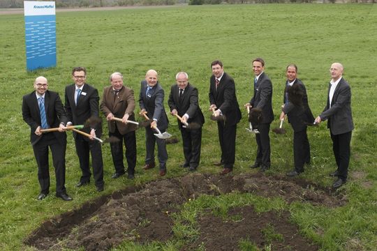 Spatenstich in Schwaig, Oberding: Maximilian Veit, Thomas Marufke, Bürgermeister Helmut Lackner, Josef Neureder, Dr. Karheinz Bourdon, Landrat Martin Bayerstorfer, Martin Straßer, Andreas Breuer, Frank Siegmund (von links) gaben gemeinsam den Startschuss für den Bau einer neuen Montagehalle der Krauss-Maffei Automation. (Bild: Kraus-Maffei)