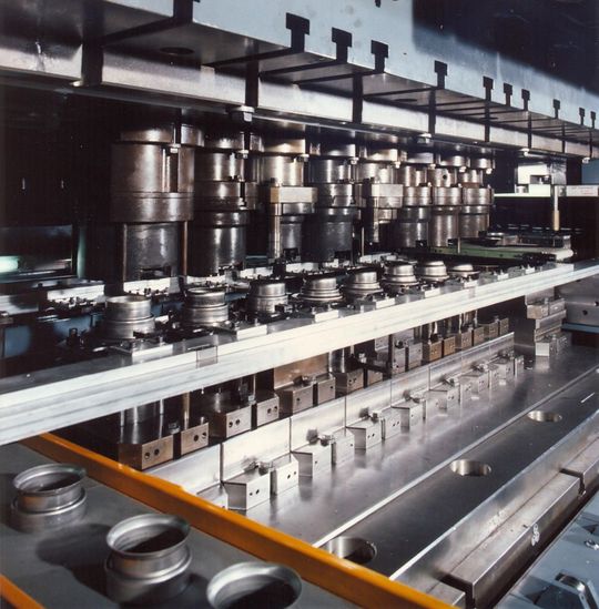 Arbeitsraum einer mechanischen Stufenpresse mit Greiferschienentransfer zur Produktion von Automobilteilen. (Bild: Bosch Rexroth)