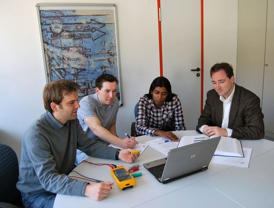 Deutschland sucht die Superbatterie: Dr. Michael Danzer (ZSW), Mathias Petzl und Bruno Cruz (HIU), Prof. Dr. Timo Jacob (Uni Ulm) bei der Erforschung neuer, effizienter Batterien (Bild: ZSW) Deutschland sucht die Superbatterie: Dr. Michael Danzer (ZSW), Mathias Petzl und Bruno Cruz (HIU), Prof. Dr. Timo Jacob (Uni Ulm) bei der Erforschung neuer, effizienter Batterien (Bild: ZSW)