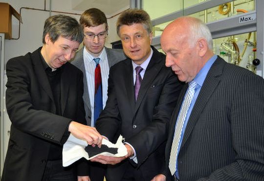 Ein neues Recyclingverfahren für Gummi auf Kautschukbasis im Blick (v.l.): Prof. Dr. May-Britt Kallenrode und Prof. Dr. Uwe Beginn (beide Universität Osnabrück), DBU-Generalsekretär Dr.-Ing. E. h. Fritz Brickwedde und Siegfried Meyer, Geschäftsführer der Firma M.D.S. Meyer (Bakum). (Bild: Elena Scholz/Universität Osnabrück)