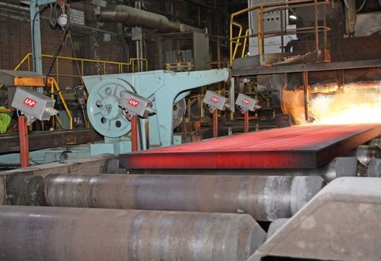 Das Laser-Messsystem von LAP Laser befindet sich unmittelbar hinter der Stranggussanlage und muss dort Temperaturen bis zu 900°C standhalten und diese exakt ermitteln. (Bild: LAP Laser) Das Laser-Messsystem von LAP Laser befindet sich unmittelbar hinter der Stranggussanlage und muss dort Temperaturen bis zu 900°C standhalten und diese exakt ermitteln. (Bild: LAP Laser)