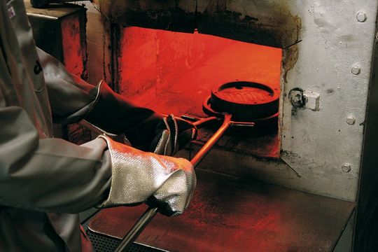 Gegen Hitze, Kälte oder gefährliche Chemikalien helfen Schutzhandschuhe. Doch nicht jeder Schutzhandschuh ist für jede Anwendung geeignet. (Bild: KCL)