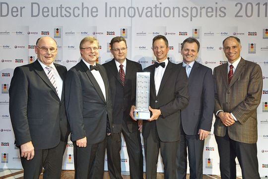 Preisverleihung des Deutschen Innovationspreises 2011 (von links): Dipl. Ing. (FH) Hermann Stahl (Bereichsleitung, Freudenberg), Dr. Martin Stark (Unternehmensleitung, Freudenberg), Klaus Kärcher (Projektleitung, Freudenberg), Dr. Arman Barimani (Geschäftsführer, Freudenberg), Peter Kaupp (Technischer Leiter, Trumpf), Mathias Bihler (geschäftsführender Gesellschafter, Bihler). Bild: Otto Bihler Preisverleihung des Deutschen Innovationspreises 2011 (von links): Dipl. Ing. (FH) Hermann Stahl (Bereichsleitung, Freudenberg), Dr. Martin Stark (Unternehmensleitung, Freudenberg), Klaus Kärcher (Projektleitung, Freudenberg), Dr. Arman Barimani (Geschäftsführer, Freudenberg), Peter Kaupp (Technischer Leiter, Trumpf), Mathias Bihler (geschäftsführender Gesellschafter, Bihler). Bild: Otto Bihler