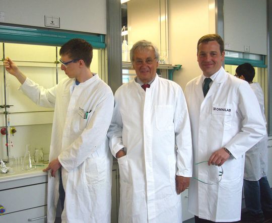 Stolz auf die Experimental-Akademie: Prof. Dr. Franz-Peter Montforts (Institut für Organische Chemie der Universität Bremen, m.) und Joachim Jürgens (Ominlablaborzentrum, r.). (Bild: Omnilab) Stolz auf die Experimental-Akademie: Prof. Dr. Franz-Peter Montforts (Institut für Organische Chemie der Universität Bremen, m.) und Joachim Jürgens (Ominlablaborzentrum, r.). (Bild: Omnilab)