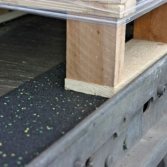 Antirutschmatten reduzieren die erforderlichen Gesamtvorspannkräfte beim Niederzurren der Ladung. Bild: BSW Antirutschmatten reduzieren die erforderlichen Gesamtvorspannkräfte beim Niederzurren der Ladung. Bild: BSW